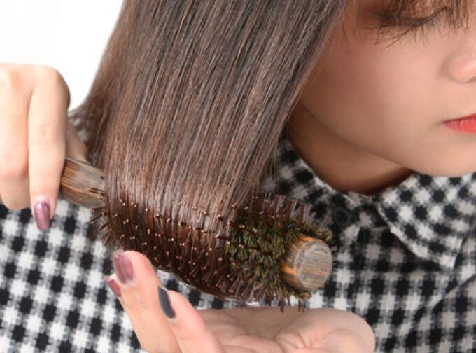 如何快速清理卷發(fā)梳上的頭發(fā)？廣西美發(fā)培訓(xùn)班教你