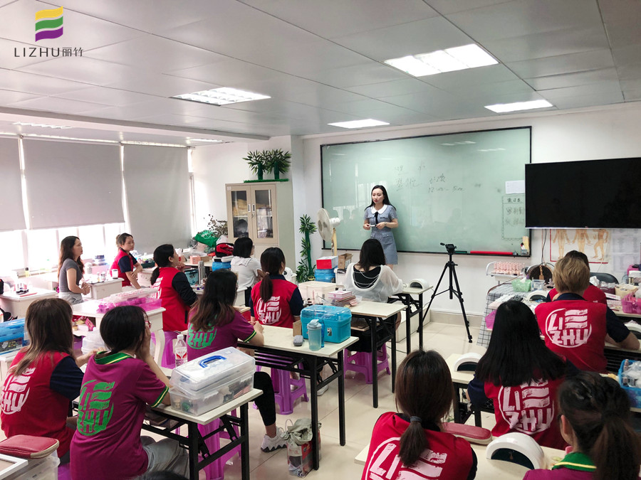 南寧學(xué)美甲好就業(yè)嗎？看看我們翌航美甲店就業(yè)專場吧