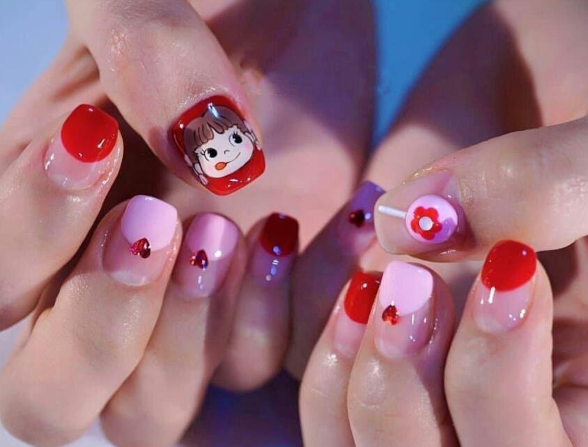 想要美甲鑲鉆貼的牢？跟著南寧專業(yè)美甲學(xué)校學(xué)就對了