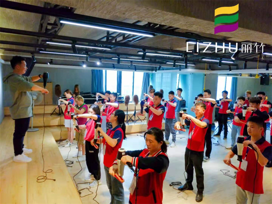 美發(fā)吹風(fēng)造型教程，廣西師資強的美發(fā)學(xué)校找到了