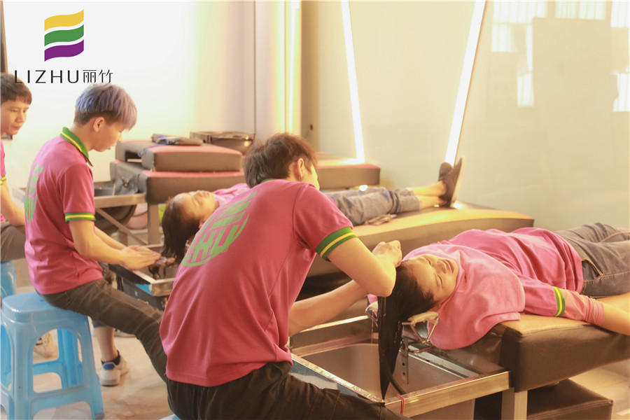 南寧哪里可以學(xué)美發(fā)？看看麗竹學(xué)校洗護(hù)就知道