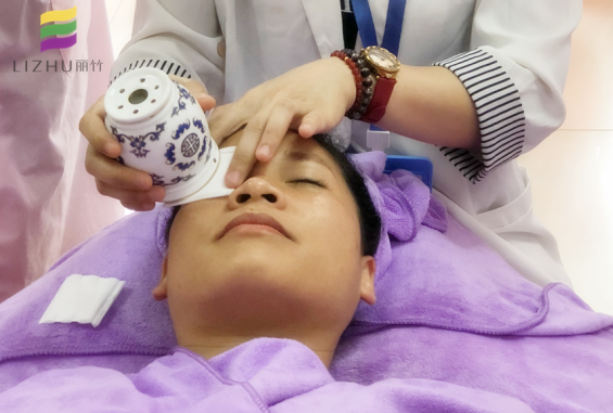 和廣西美容學(xué)校一起認(rèn)識(shí)艾灸罐