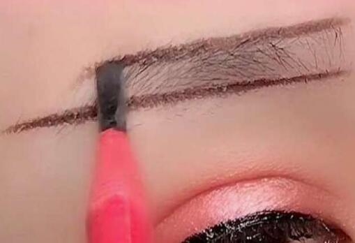 初學(xué)化妝畫好眉毛的教程，來南寧化妝學(xué)校學(xué)習(xí)