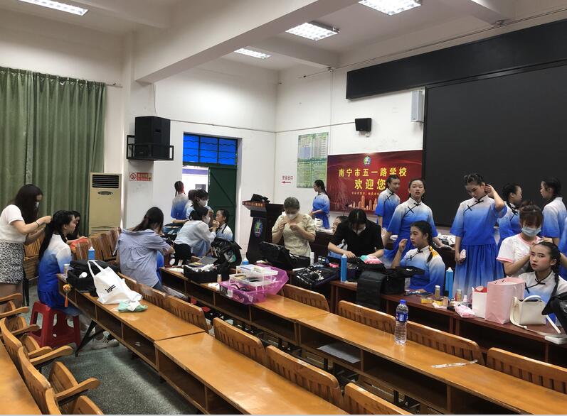 南寧化妝學(xué)校外出實踐，受到演員比心點贊