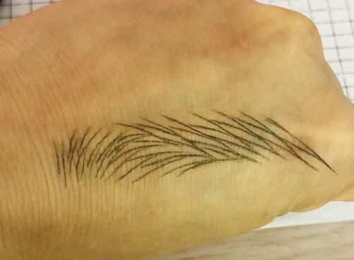 廣西化妝學(xué)校教你如何在手上畫眉