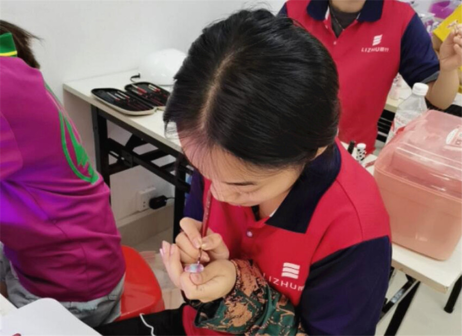 喜歡美甲，是因?yàn)樗娜f種風(fēng)情