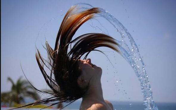 快住手！南寧美發(fā)學(xué)校教你正確洗頭方法