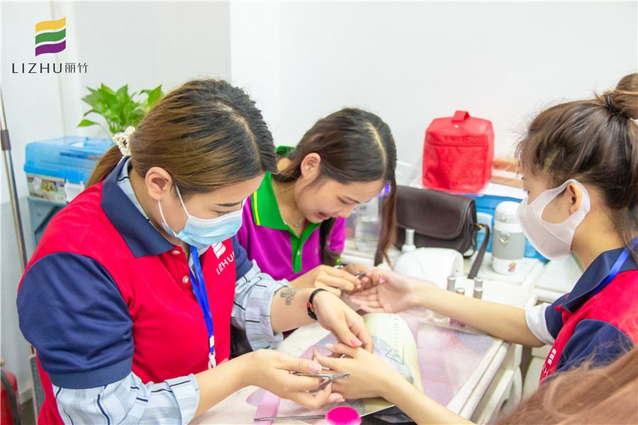 美甲怎么修剪死皮？來南寧美甲培訓(xùn)班看看就知道啦