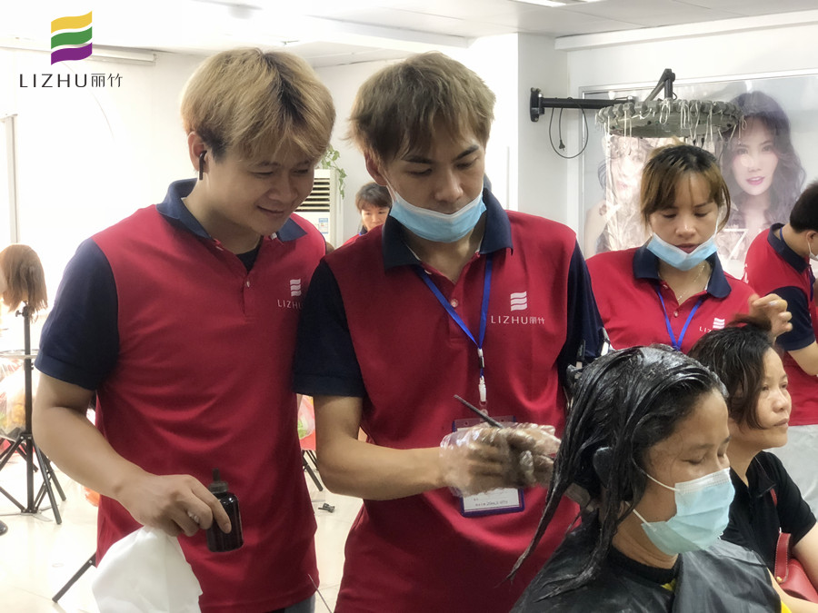 涂抹染膏的技巧，南寧美發(fā)師培訓(xùn)必須課程