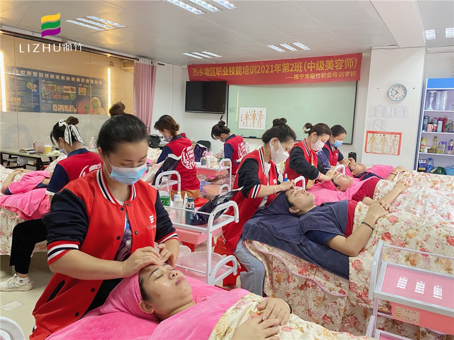 南寧中級美容師考核培訓(xùn)課堂實況