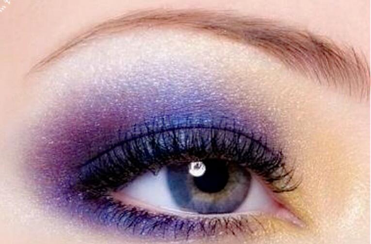眼影脫妝怎么辦？南寧人氣高彩妝學(xué)校教你