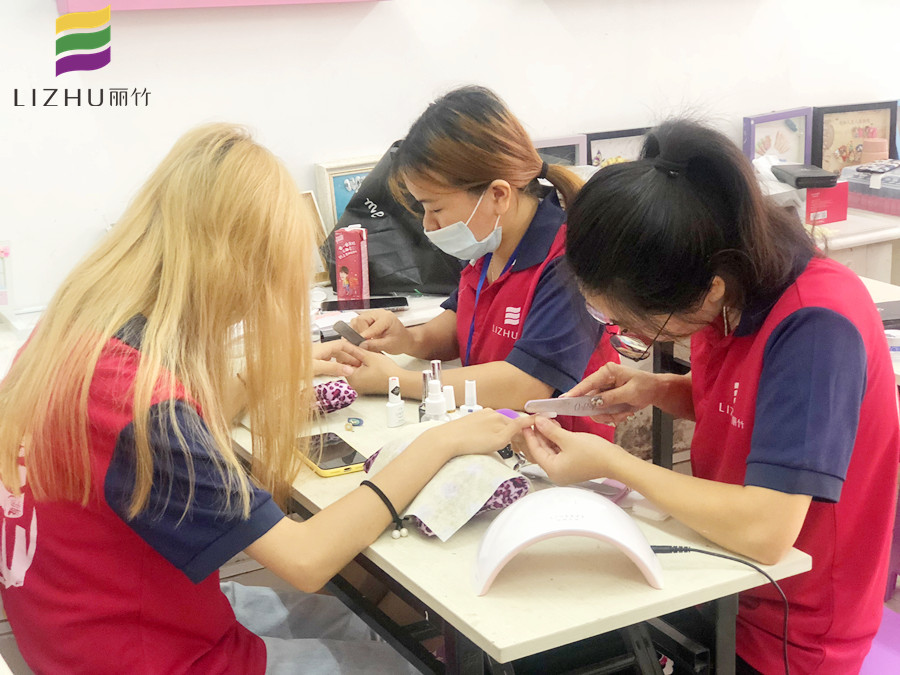 美甲新手修甲型的技巧，南寧美甲學校統(tǒng)統(tǒng)告訴你