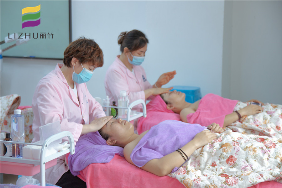 南寧美容學校課堂：面部按摩注意事項