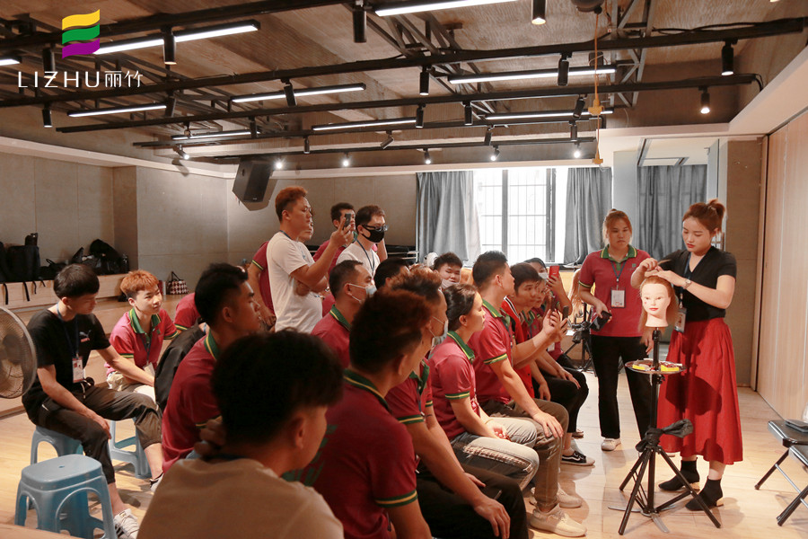 南寧美發(fā)學校告訴你為什么要學扎發(fā)