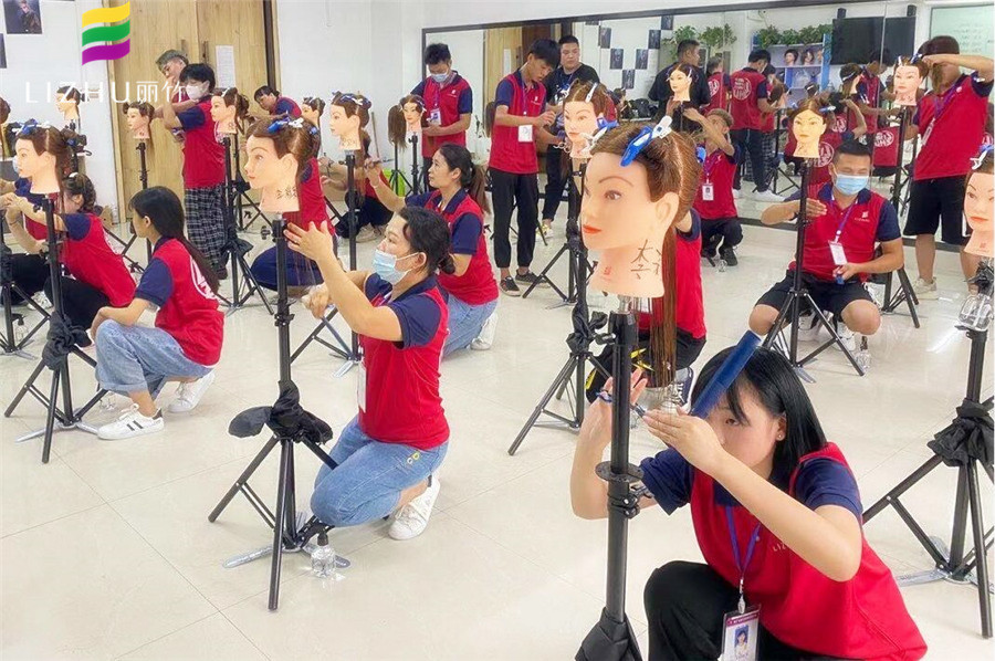 想知道美發(fā)水平線修剪技巧？來廣西美發(fā)學?？纯?>
								
								<span id=