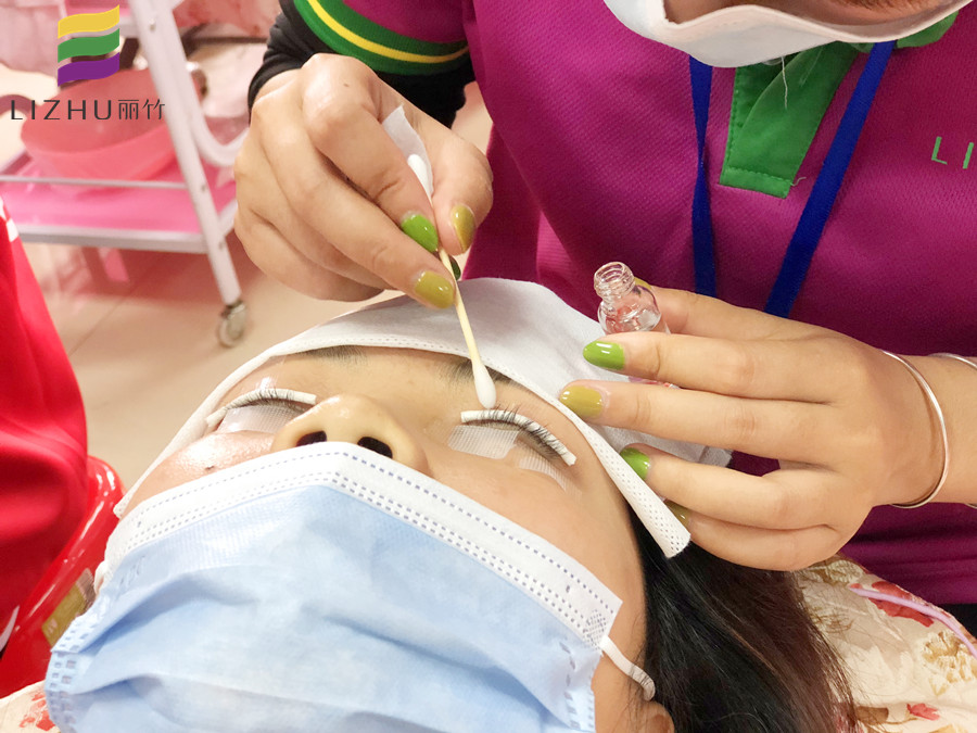 南寧美甲美睫培訓(xùn)學(xué)校分享燙睫毛的技巧