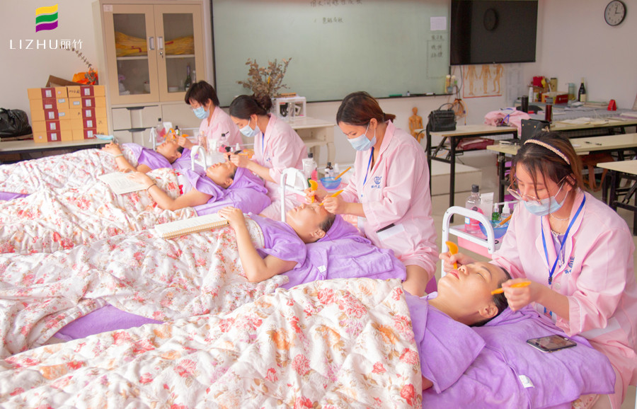 南寧美容培訓(xùn)學(xué)校綜合實操練習(xí)