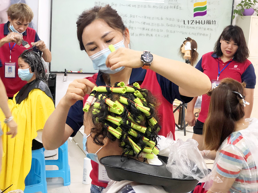 直擊廣西美發(fā)職業(yè)培訓學校燙染真人實操現場