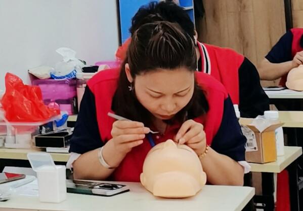 南寧專業(yè)美睫培訓(xùn)學(xué)校：學(xué)美睫有前途嗎？