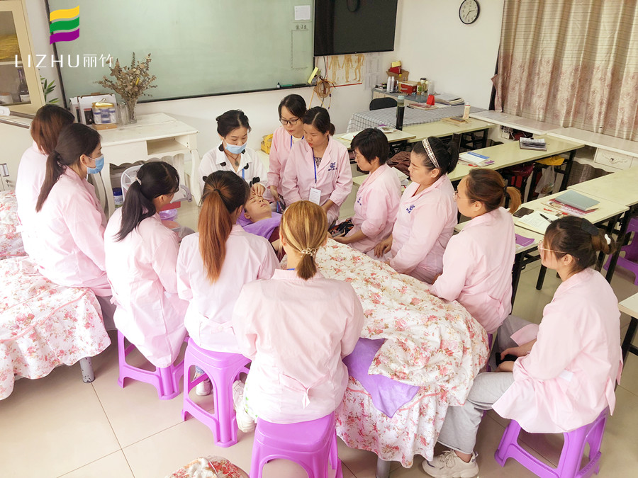 日常眼部保養(yǎng)怎么做？廣西正規(guī)美容學(xué)校給你支招