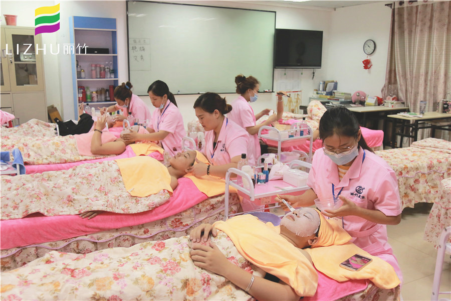 混油皮和混干皮的區(qū)別？廣西人氣高美容學(xué)校幫你解答