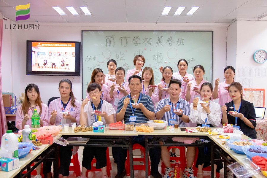 1628153334859710.jpg 吃蛋糕合照.jpg