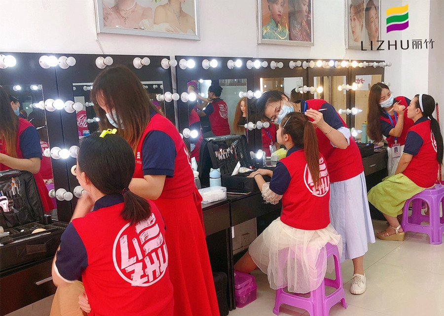 南寧化妝去哪里學(xué)？來麗竹化妝全能班啊