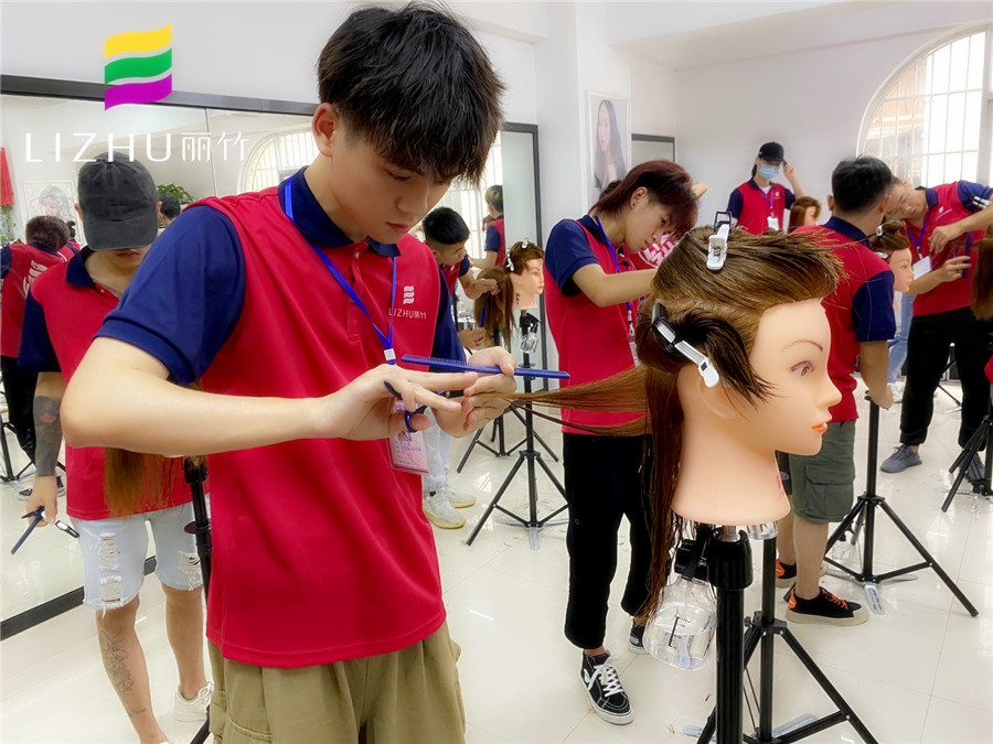 為什么要修剪發(fā)尾？南寧美發(fā)培訓(xùn)學(xué)校告訴你