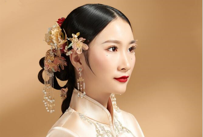 簡(jiǎn)約秀禾新娘造型，看南寧化妝學(xué)校哪家有實(shí)力