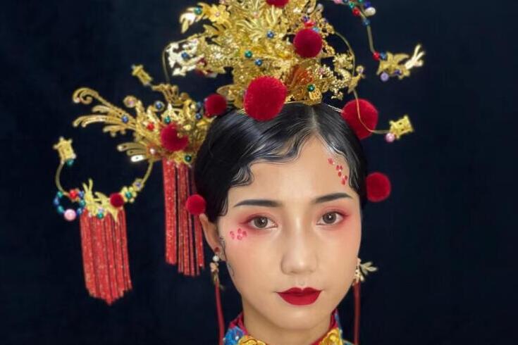 中式新娘造型，廣西彩妝造型學(xué)校作品