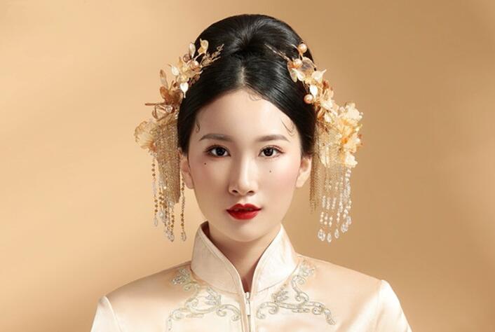 看中式新娘造型魅力，感受南寧化妝學(xué)校實力