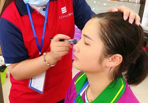 學(xué)刷子涂粉底液教程，知道廣西化妝學(xué)校哪家專業(yè)