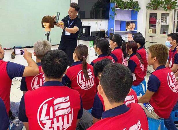 怎么剪平劉海？南寧專業(yè)美發(fā)學(xué)校課堂實(shí)操