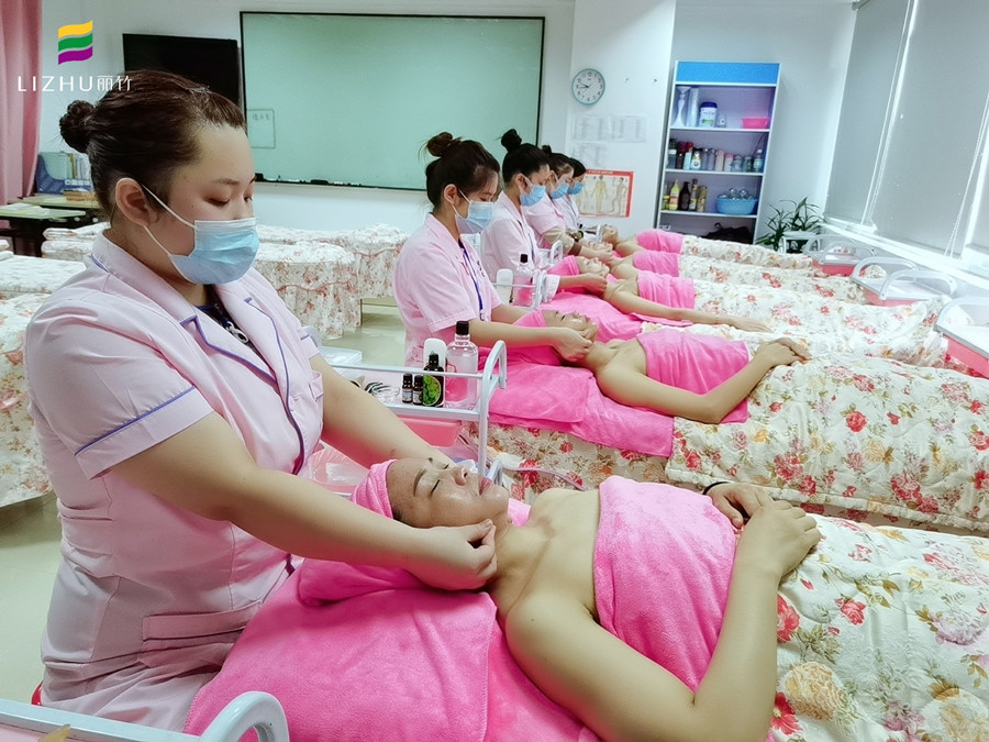 快來南寧正規(guī)美容學(xué)習(xí)面部按摩注意事項