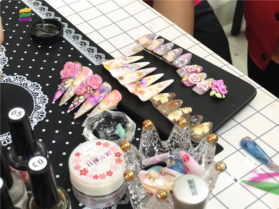 南寧美甲去哪學(xué)？歡迎來麗竹美甲全能班試聽