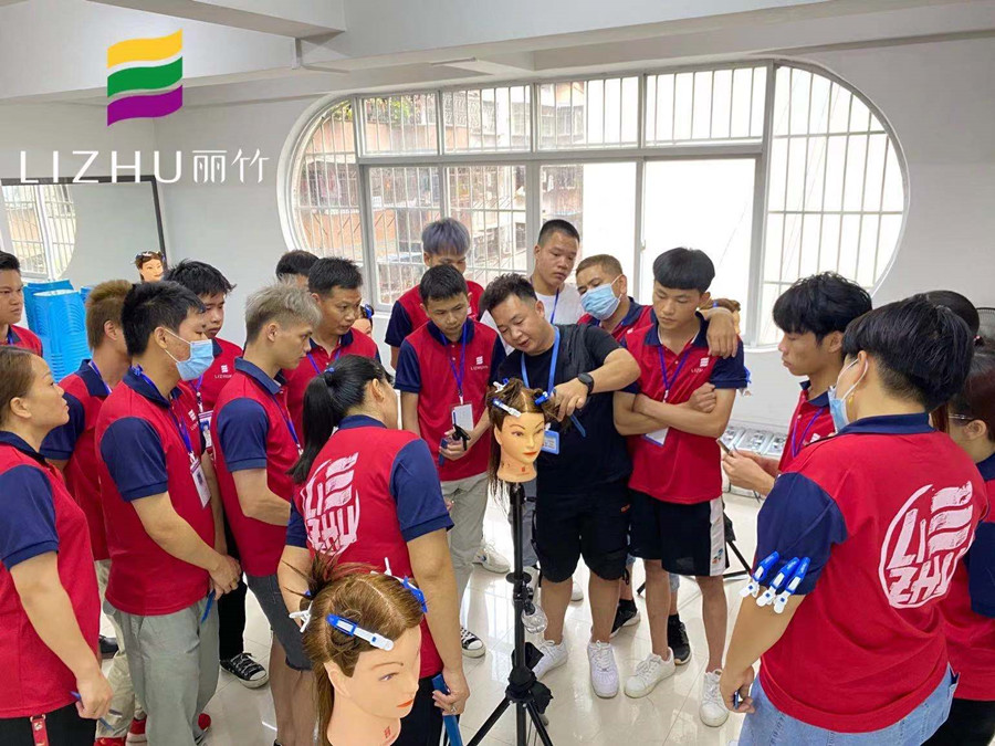 學牙剪打薄技巧，就知道南寧美發(fā)學校哪家有實力