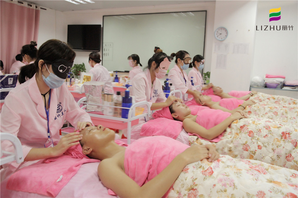 南寧美容培訓班帶去面部考核現(xiàn)場