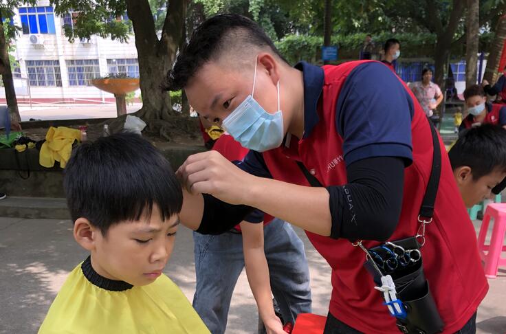 以社區(qū)義務(wù)剪發(fā)的方式，祝老師們教師節(jié)快樂(lè)