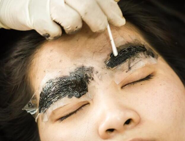 紋眉褪色如何補(bǔ)救？廣西學(xué)紋繡的學(xué)校幫你解決