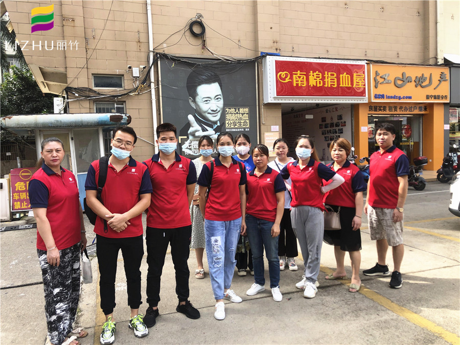 1631781966434496.jpg 部分師生在獻血屋前合影留念.JPG