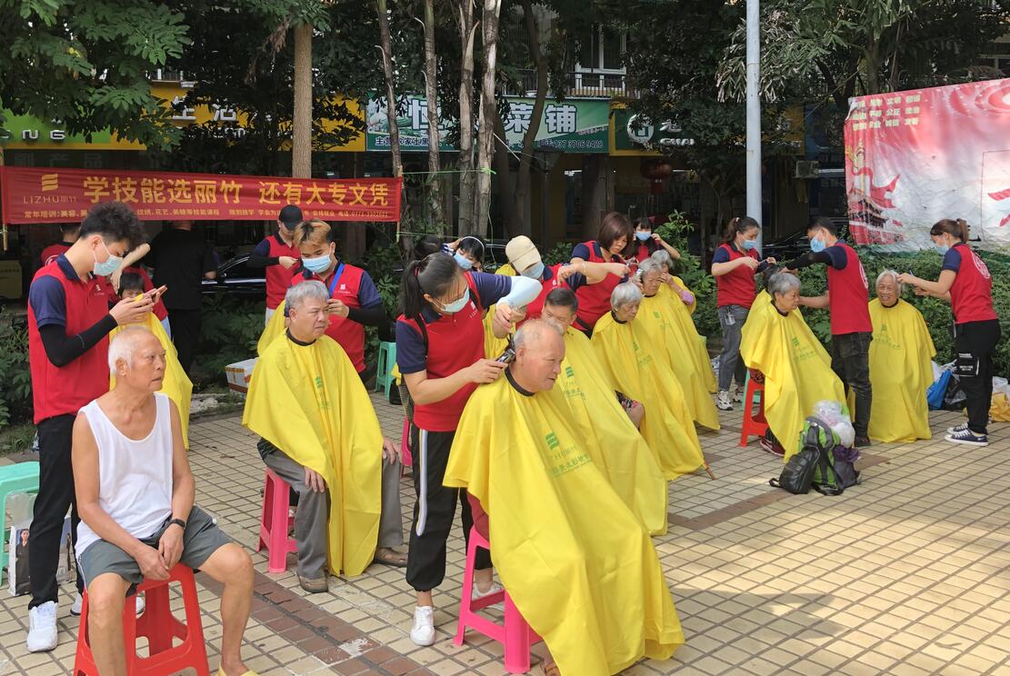 廣西學(xué)美發(fā)的學(xué)校哪家實(shí)踐多？麗竹提供免費(fèi)理發(fā)活動(dòng)