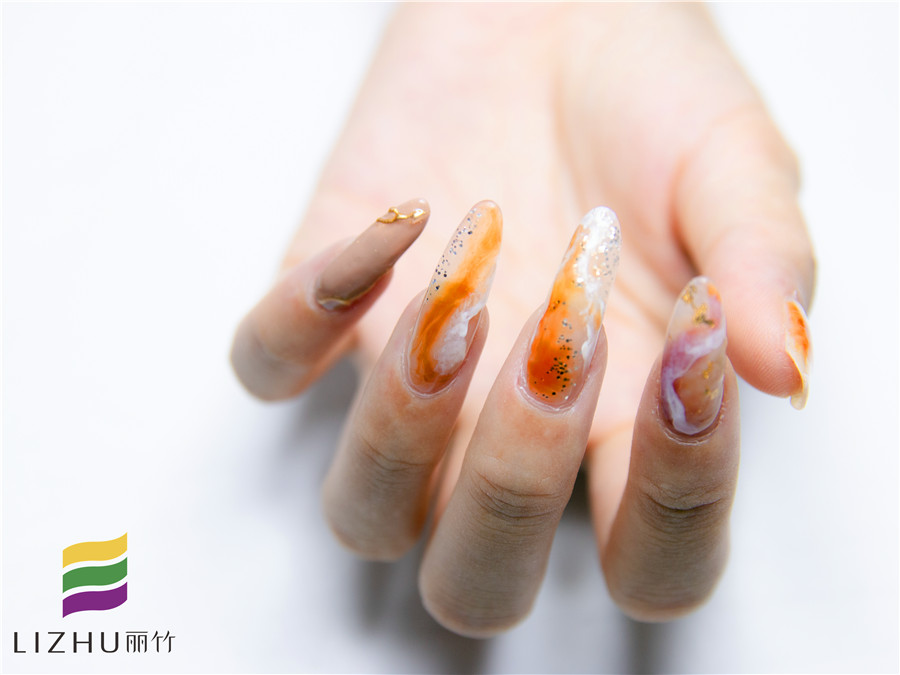 美甲封層使用方法，廣西美甲培訓(xùn)機(jī)構(gòu)教你