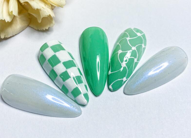 看棋盤美甲作品，知道廣西美甲學(xué)校哪家教學(xué)好