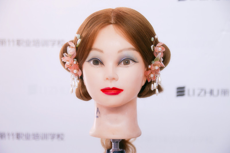 南寧化妝發(fā)型學(xué)習(xí)：中式秀禾編發(fā)造型