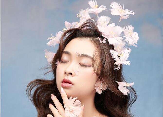 廣西彩妝學(xué)校：甜美披發(fā)新娘造型