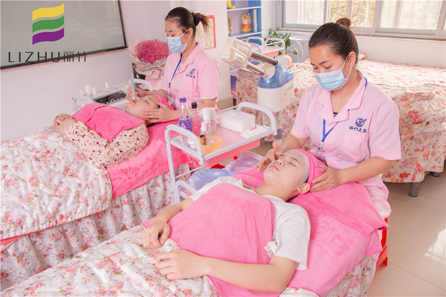 曬后如何修復(fù)皮膚？廣西美容學(xué)校演示給你看