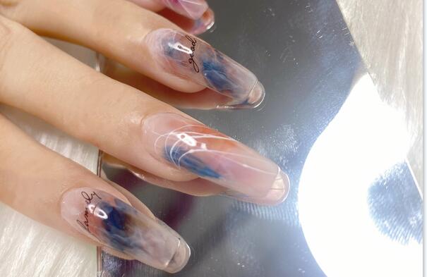 日式暈染美甲作品，實(shí)力證明廣西受歡迎的美甲學(xué)校是哪家