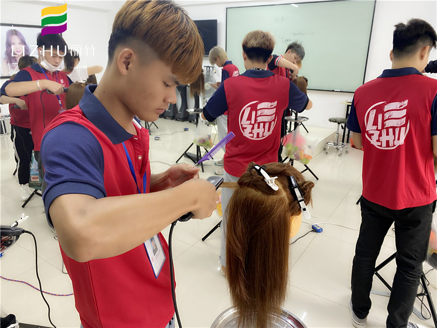 學(xué)直板夾使用技巧，就來(lái)廣西教美發(fā)的學(xué)校