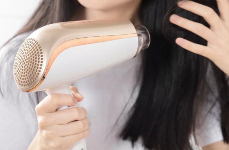 吹風(fēng)機(jī)吹發(fā)型的技巧，廣西培訓(xùn)美發(fā)學(xué)校教你