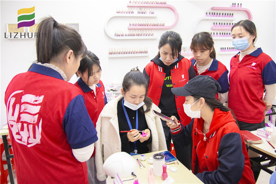 雕花美甲步驟，一起去南寧排名前十美甲學(xué)校看看